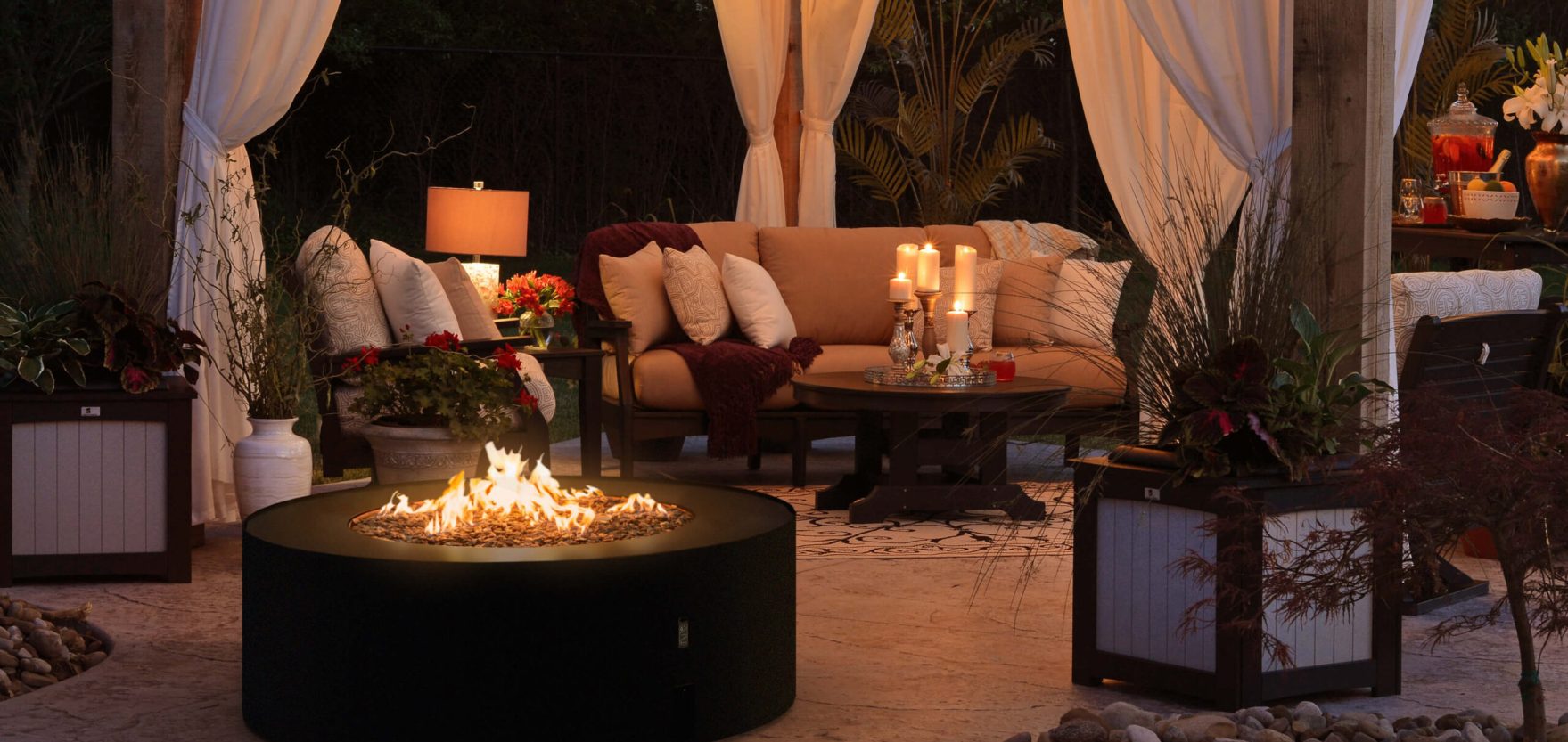 galio star black, private patio (1)